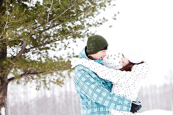 포토 JPG 주간 나무 해외기획촬영 커플 계절 여자 남자 여행 포즈 겨울 2010년일본 안기 모션 포옹 자연 스키장 웃음 사람 동양인 상반신 20대 성인 야외 두명 옆모습 마주보기 한국인 눈 겨울여행 즐거움 스키복 눈내림 청년만 성인만 국내포토 자연요소 식물 옷 감정 뷰포인트 관계 날씨 스키 눈_날씨 표정 인종 청년 생태계 파일형식