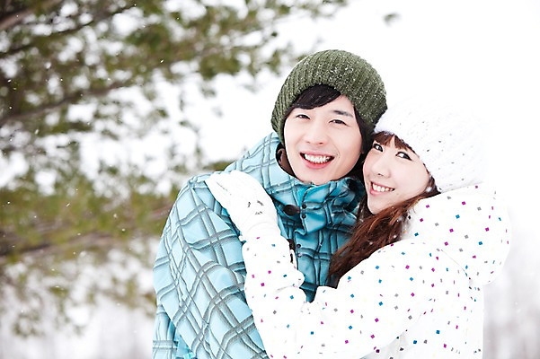 포토 JPG 주간 나무 해외기획촬영 커플 계절 여자 남자 여행 포즈 겨울 2010년일본 안기 모션 포옹 자연 스키장 웃음 사람 동양인 상반신 20대 성인 야외 두명 옆모습 한국인 눈 겨울여행 즐거움 스키복 눈내림 청년만 성인만 국내포토 자연요소 식물 옷 감정 뷰포인트 관계 날씨 스키 눈_날씨 표정 인종 청년 생태계 파일형식