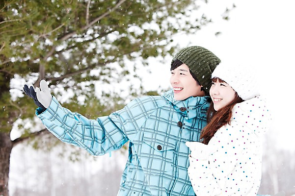 포토 JPG 주간 나무 해외기획촬영 커플 계절 여자 남자 여행 포즈 겨울 2010년일본 모션 자연 어깨동무 스키장 웃음 사람 동양인 상반신 20대 성인 야외 두명 옆모습 기댐 한국인 눈 겨울여행 즐거움 스키복 눈내림 청년만 성인만 국내포토 자연요소 식물 옷 감정 뷰포인트 관계 날씨 스키 눈_날씨 표정 인종 청년 생태계 파일형식