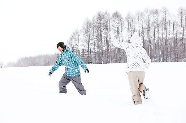 포토 JPG 주간 전신 나무 해외기획촬영 커플 계절 여자 남자 여행 포즈 겨울 장난 2010년일본 모션 자연 스키장 웃음 사람 동양인 20대 성인 야외 두명 옆모습 달리기 설원 한국인 눈 겨울여행 즐거움 스키복 눈싸움 눈내림 청년만 성인만 국내포토 자연요소 식물 옷 감정 뷰포인트 관계 날씨 스키 눈_날씨 표정 인종 청년 생태계 싸움 파일형식