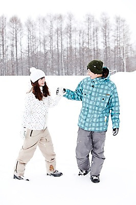 포토 JPG 주간 전신 나무 해외기획촬영 커플 계절 여자 남자 여행 포즈 겨울 2010년일본 모션 자연 스키장 웃음 사람 동양인 20대 성인 야외 두명 옆모습 마주보기 설원 손잡기 한국인 눈 겨울여행 즐거움 스키복 눈내림 청년만 성인만 국내포토 자연요소 식물 옷 감정 뷰포인트 관계 날씨 스키 눈_날씨 표정 인종 청년 생태계 파일형식