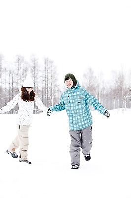 포토 JPG 주간 전신 나무 해외기획촬영 커플 계절 여자 남자 여행 포즈 겨울 2010년일본 모션 자연 스키장 웃음 사람 동양인 20대 성인 야외 두명 앞모습 걷기 설원 손잡기 한국인 눈 겨울여행 즐거움 스키복 눈내림 청년만 성인만 국내포토 자연요소 식물 옷 감정 뷰포인트 관계 날씨 스키 눈_날씨 표정 인종 청년 생태계 파일형식