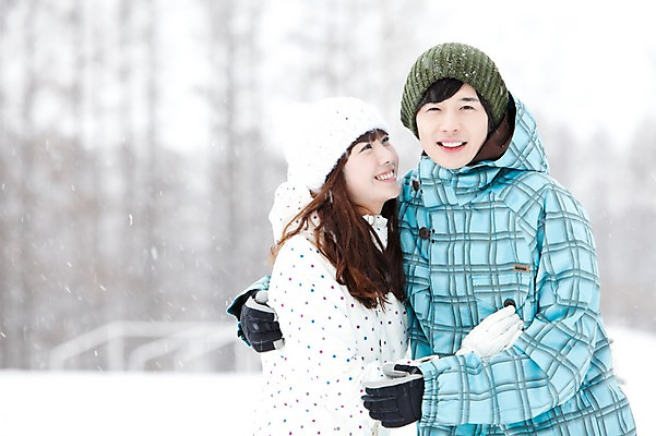 포토 JPG 주간 나무 해외기획촬영 커플 계절 여자 남자 여행 포즈 겨울 2010년일본 안기 모션 포옹 자연 스키장 웃음 사람 동양인 상반신 20대 성인 야외 두명 앞모습 설원 한국인 눈 겨울여행 즐거움 스키복 눈내림 청년만 성인만 국내포토 자연요소 식물 옷 감정 뷰포인트 관계 날씨 스키 눈_날씨 표정 인종 청년 생태계 파일형식