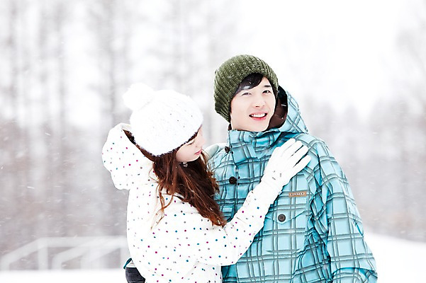 포토 JPG 주간 나무 해외기획촬영 커플 계절 여자 남자 여행 포즈 겨울 2010년일본 안기 모션 포옹 자연 스키장 웃음 사람 동양인 상반신 20대 성인 야외 두명 앞모습 설원 한국인 눈 겨울여행 즐거움 스키복 눈내림 청년만 성인만 국내포토 자연요소 식물 옷 감정 뷰포인트 관계 날씨 스키 눈_날씨 표정 인종 청년 생태계 파일형식