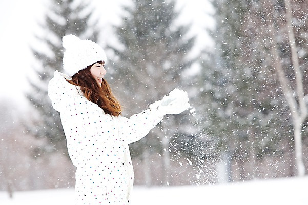 포토 JPG 주간 나무 해외기획촬영 커플 계절 여자 여행 포즈 겨울 2010년일본 모션 자연 스키장 한명 웃음 사람 동양인 상반신 20대 성인 야외 옆모습 설원 한국인 눈 겨울여행 즐거움 스키복 눈내림 청년만 성인만 국내포토 자연요소 식물 1 옷 감정 뷰포인트 관계 날씨 스키 눈_날씨 표정 인종 청년 생태계 파일형식