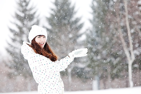 포토 JPG 주간 나무 해외기획촬영 커플 계절 여자 여행 포즈 겨울 2010년일본 모션 자연 스키장 한명 웃음 사람 동양인 상반신 20대 성인 야외 옆모습 설원 한국인 눈 겨울여행 즐거움 스키복 눈내림 청년만 성인만 국내포토 자연요소 식물 1 옷 감정 뷰포인트 관계 날씨 스키 눈_날씨 표정 인종 청년 생태계 파일형식