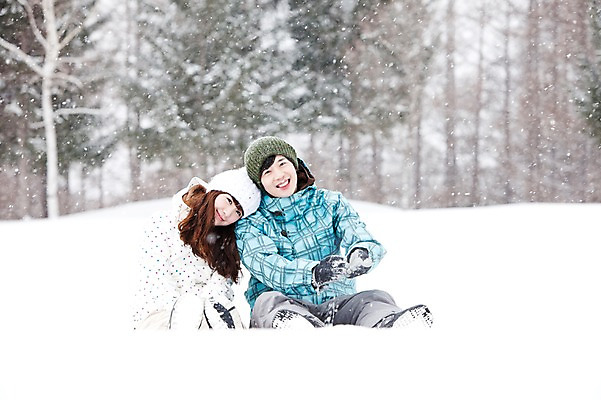 포토 JPG 주간 전신 나무 해외기획촬영 커플 계절 여자 남자 여행 포즈 겨울 2010년일본 모션 자연 스키장 웃음 사람 앉기 동양인 20대 성인 야외 두명 앞모습 설원 기댐 한국인 눈 겨울여행 즐거움 스키복 눈내림 청년만 성인만 국내포토 자연요소 식물 옷 감정 뷰포인트 관계 날씨 스키 눈_날씨 표정 인종 청년 생태계 파일형식