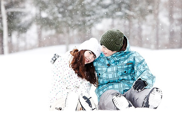 포토 JPG 주간 전신 나무 해외기획촬영 커플 계절 여자 남자 여행 포즈 겨울 2010년일본 자연 어깨동무 스키장 웃음 사람 앉기 동양인 20대 성인 야외 두명 앞모습 설원 한국인 눈 겨울여행 즐거움 스키복 눈내림 청년만 성인만 내려보기 국내포토 자연요소 식물 옷 감정 뷰포인트 관계 모션 날씨 스키 눈_날씨 표정 인종 청년 생태계 파일형식