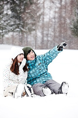 포토 JPG 주간 전신 나무 해외기획촬영 커플 계절 여자 남자 여행 포즈 겨울 2010년일본 자연 스키장 웃음 사람 앉기 동양인 20대 성인 야외 두명 앞모습 설원 한국인 눈 가리킴 겨울여행 즐거움 스키복 눈내림 청년만 성인만 국내포토 자연요소 식물 옷 감정 뷰포인트 관계 모션 날씨 스키 눈_날씨 표정 인종 손짓 청년 생태계 파일형식