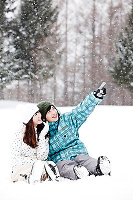 포토 JPG 주간 전신 나무 해외기획촬영 커플 계절 여자 남자 여행 포즈 겨울 2010년일본 자연 스키장 웃음 사람 앉기 동양인 20대 성인 야외 두명 앞모습 설원 한국인 눈 가리킴 겨울여행 즐거움 스키복 눈내림 청년만 성인만 국내포토 자연요소 식물 옷 감정 뷰포인트 관계 모션 날씨 스키 눈_날씨 표정 인종 손짓 청년 생태계 파일형식