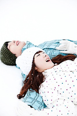 포토 JPG 주간 해외기획촬영 커플 계절 여자 남자 여행 포즈 겨울 2010년일본 자연 스키장 웃음 사람 동양인 상반신 20대 성인 야외 두명 옆모습 눕기 설원 눈감음 한국인 눈 겨울여행 즐거움 스키복 눈내림 청년만 성인만 국내포토 자연요소 옷 감정 뷰포인트 관계 모션 날씨 스키 눈_날씨 표정 인종 청년 생태계 파일형식