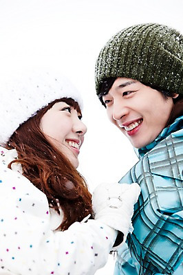 포토 JPG 주간 해외기획촬영 커플 계절 여자 남자 여행 겨울 2010년일본 자연 스키장 웃음 사람 동양인 상반신 20대 성인 야외 두명 앞모습 마주보기 설원 한국인 눈 겨울여행 즐거움 스키복 눈내림 청년만 성인만 국내포토 자연요소 옷 감정 뷰포인트 관계 모션 날씨 스키 눈_날씨 표정 인종 청년 생태계 파일형식