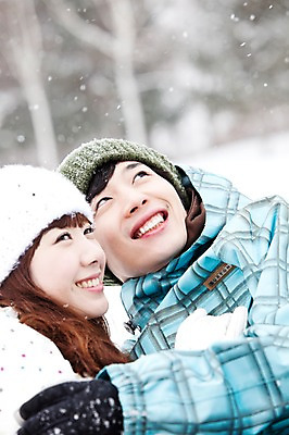 포토 JPG 주간 나무 해외기획촬영 커플 계절 여자 남자 여행 겨울 2010년일본 안기 포옹 자연 스키장 웃음 사람 동양인 상반신 20대 성인 야외 두명 앞모습 설원 한국인 올려보기 눈 겨울여행 즐거움 스키복 눈내림 청년만 성인만 국내포토 자연요소 식물 옷 감정 뷰포인트 관계 모션 날씨 스키 눈_날씨 표정 인종 청년 생태계 파일형식