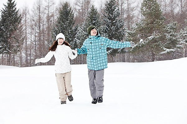 포토 JPG 주간 전신 나무 해외기획촬영 커플 계절 여자 남자 여행 겨울 2010년일본 자연 스키장 웃음 사람 동양인 20대 성인 야외 두명 앞모습 달리기 설원 손잡기 한국인 눈 겨울여행 즐거움 스키복 눈내림 청년만 성인만 국내포토 자연요소 식물 옷 감정 뷰포인트 관계 모션 날씨 스키 눈_날씨 표정 인종 청년 생태계 파일형식
