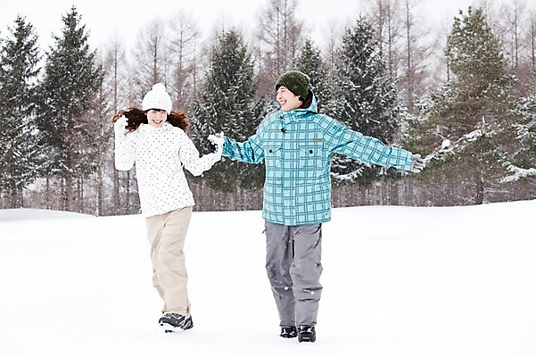 포토 JPG 주간 전신 나무 해외기획촬영 커플 계절 여자 남자 여행 겨울 2010년일본 자연 스키장 웃음 사람 동양인 20대 성인 야외 두명 앞모습 달리기 설원 손잡기 한국인 눈 겨울여행 즐거움 스키복 눈내림 청년만 성인만 국내포토 자연요소 식물 옷 감정 뷰포인트 관계 모션 날씨 스키 눈_날씨 표정 인종 청년 생태계 파일형식