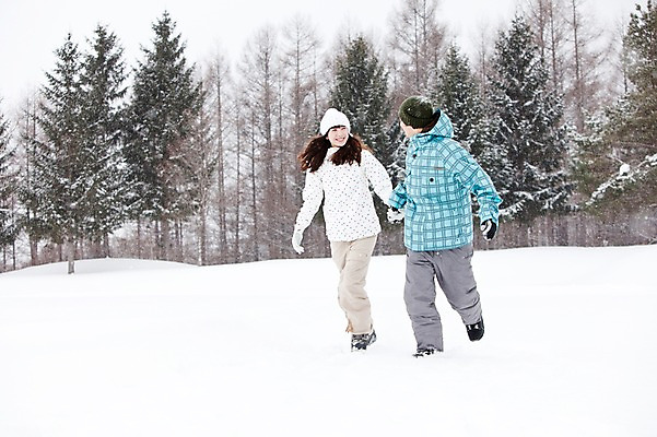 포토 JPG 주간 전신 나무 해외기획촬영 커플 계절 여자 남자 여행 겨울 2010년일본 자연 스키장 웃음 사람 동양인 20대 성인 야외 두명 앞모습 달리기 설원 손잡기 한국인 눈 겨울여행 즐거움 스키복 눈내림 청년만 성인만 국내포토 자연요소 식물 옷 감정 뷰포인트 관계 모션 날씨 스키 눈_날씨 표정 인종 청년 생태계 파일형식