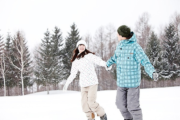 포토 JPG 주간 전신 나무 해외기획촬영 커플 계절 여자 남자 여행 겨울 2010년일본 자연 스키장 웃음 사람 동양인 20대 성인 야외 두명 옆모습 달리기 설원 손잡기 한국인 눈 겨울여행 즐거움 스키복 눈내림 청년만 성인만 국내포토 자연요소 식물 옷 감정 뷰포인트 관계 모션 날씨 스키 눈_날씨 표정 인종 청년 생태계 파일형식