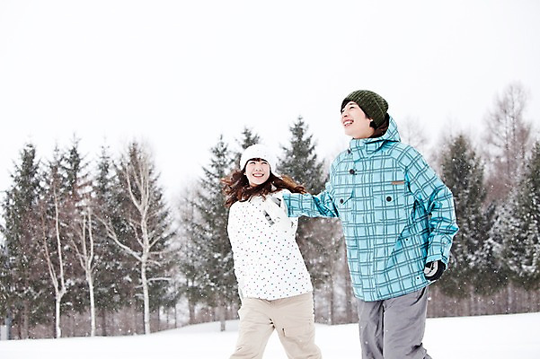 포토 JPG 주간 나무 해외기획촬영 커플 계절 여자 남자 여행 겨울 2010년일본 자연 스키장 웃음 사람 동양인 상반신 20대 성인 야외 두명 옆모습 달리기 설원 손잡기 한국인 눈 겨울여행 즐거움 스키복 눈내림 청년만 성인만 국내포토 자연요소 식물 옷 감정 뷰포인트 관계 모션 날씨 스키 눈_날씨 표정 인종 청년 생태계 파일형식