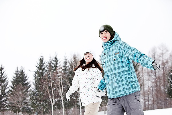 포토 JPG 주간 나무 해외기획촬영 커플 계절 여자 남자 여행 겨울 2010년일본 자연 스키장 웃음 사람 동양인 상반신 20대 성인 야외 두명 옆모습 달리기 설원 손잡기 한국인 눈 겨울여행 즐거움 스키복 눈내림 청년만 성인만 국내포토 자연요소 식물 옷 감정 뷰포인트 관계 모션 날씨 스키 눈_날씨 표정 인종 청년 생태계 파일형식