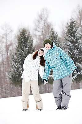 포토 JPG 주간 전신 나무 해외기획촬영 커플 계절 여자 남자 여행 겨울 2010년일본 자연 스키장 서기 웃음 사람 동양인 20대 성인 야외 두명 앞모습 설원 손잡기 한국인 눈 겨울여행 즐거움 스키복 눈내림 청년만 성인만 국내포토 자연요소 식물 옷 감정 뷰포인트 관계 모션 날씨 스키 눈_날씨 표정 인종 청년 생태계 파일형식