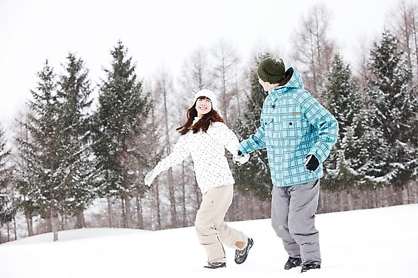 포토 JPG 주간 전신 나무 해외기획촬영 커플 계절 여자 남자 여행 겨울 2010년일본 자연 스키장 웃음 사람 동양인 20대 성인 야외 두명 옆모습 달리기 마주보기 설원 손잡기 한국인 눈 겨울여행 즐거움 스키복 눈내림 청년만 성인만 국내포토 자연요소 식물 옷 감정 뷰포인트 관계 모션 날씨 스키 눈_날씨 표정 인종 청년 생태계 파일형식