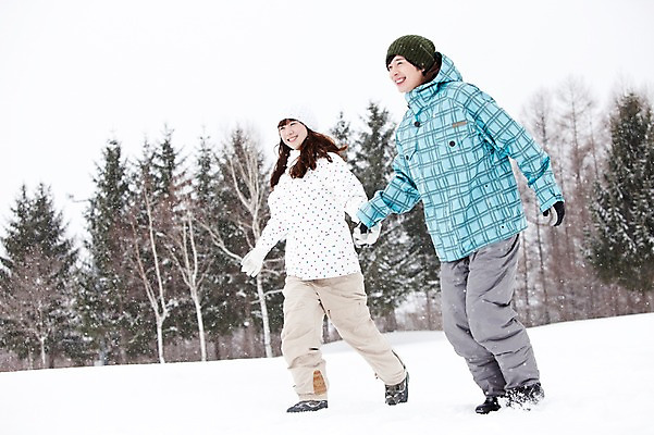 포토 JPG 주간 전신 나무 해외기획촬영 커플 계절 여자 남자 로우앵글 여행 겨울 2010년일본 자연 스키장 웃음 사람 동양인 20대 성인 야외 두명 옆모습 달리기 설원 손잡기 한국인 눈 겨울여행 즐거움 스키복 눈내림 청년만 성인만 국내포토 자연요소 식물 옷 감정 뷰포인트 관계 모션 날씨 스키 눈_날씨 표정 인종 청년 생태계 파일형식