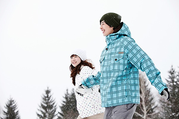 포토 JPG 주간 나무 해외기획촬영 커플 계절 여자 남자 로우앵글 여행 겨울 2010년일본 자연 스키장 웃음 사람 동양인 상반신 20대 성인 야외 두명 옆모습 설원 손잡기 한국인 눈 겨울여행 즐거움 스키복 눈내림 청년만 성인만 국내포토 자연요소 식물 옷 감정 뷰포인트 관계 모션 날씨 스키 눈_날씨 표정 인종 청년 생태계 파일형식