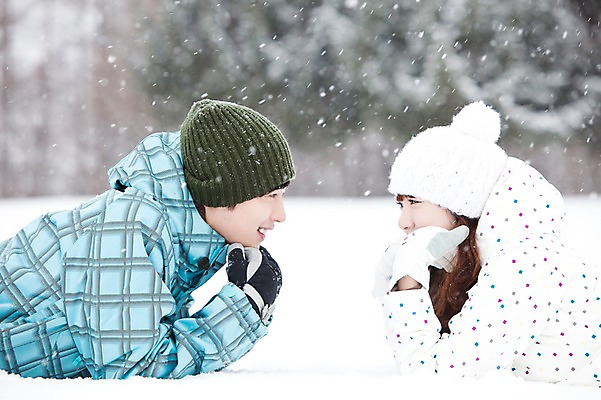 포토 JPG 주간 나무 해외기획촬영 커플 계절 여자 남자 엎드리기 여행 포즈 겨울 2010년일본 모션 자연 스키장 웃음 사람 동양인 상반신 20대 성인 야외 두명 옆모습 마주보기 설원 턱괴기 한국인 눈 겨울여행 즐거움 스키복 눈내림 청년만 성인만 국내포토 자연요소 식물 옷 감정 뷰포인트 관계 날씨 스키 눈_날씨 표정 인종 청년 생태계 파일형식