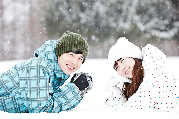 포토 JPG 주간 나무 해외기획촬영 커플 계절 여자 남자 엎드리기 여행 포즈 겨울 2010년일본 모션 자연 스키장 웃음 사람 동양인 상반신 20대 성인 야외 두명 옆모습 설원 턱괴기 한국인 눈 겨울여행 즐거움 스키복 눈내림 청년만 성인만 국내포토 자연요소 식물 옷 감정 뷰포인트 관계 날씨 스키 눈_날씨 표정 인종 청년 생태계 파일형식