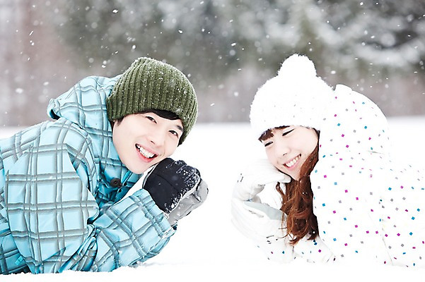 포토 JPG 주간 나무 해외기획촬영 커플 계절 여자 남자 엎드리기 여행 포즈 겨울 2010년일본 모션 자연 스키장 웃음 사람 동양인 상반신 20대 성인 야외 두명 옆모습 설원 턱괴기 한국인 눈 겨울여행 즐거움 스키복 눈내림 청년만 성인만 국내포토 자연요소 식물 옷 감정 뷰포인트 관계 날씨 스키 눈_날씨 표정 인종 청년 생태계 파일형식