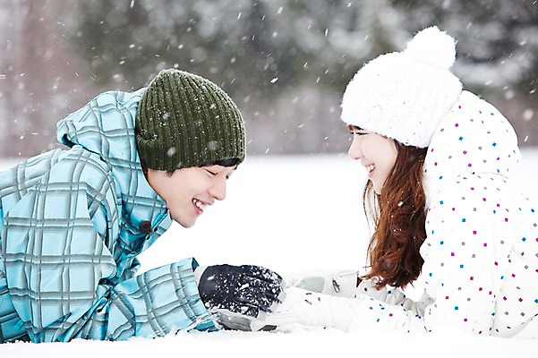 포토 JPG 주간 나무 해외기획촬영 커플 계절 여자 남자 엎드리기 여행 포즈 겨울 2010년일본 모션 자연 스키장 웃음 사람 동양인 상반신 20대 성인 야외 두명 옆모습 마주보기 설원 한국인 눈 겨울여행 즐거움 스키복 눈내림 청년만 성인만 내려보기 국내포토 자연요소 식물 옷 감정 뷰포인트 관계 날씨 스키 눈_날씨 표정 인종 청년 생태계 파일형식