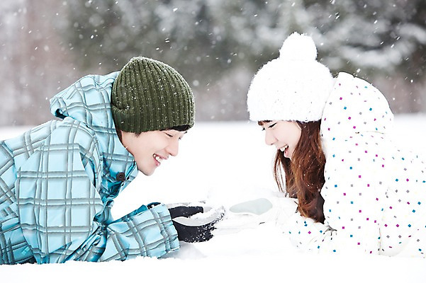 포토 JPG 주간 나무 해외기획촬영 커플 계절 여자 남자 엎드리기 여행 포즈 겨울 2010년일본 모션 자연 스키장 웃음 사람 동양인 상반신 20대 성인 야외 두명 옆모습 마주보기 설원 한국인 눈 겨울여행 즐거움 스키복 눈내림 청년만 성인만 내려보기 국내포토 자연요소 식물 옷 감정 뷰포인트 관계 날씨 스키 눈_날씨 표정 인종 청년 생태계 파일형식