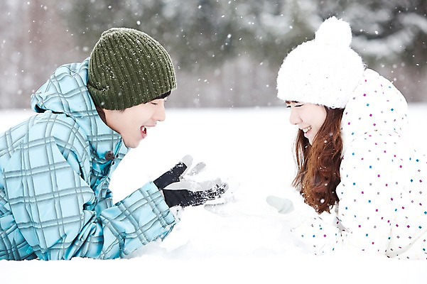 포토 JPG 주간 나무 해외기획촬영 커플 계절 여자 남자 엎드리기 여행 포즈 겨울 2010년일본 모션 자연 스키장 웃음 사람 동양인 상반신 20대 성인 야외 두명 옆모습 마주보기 설원 눈감음 한국인 눈 겨울여행 즐거움 스키복 눈내림 청년만 성인만 내려보기 국내포토 자연요소 식물 옷 감정 뷰포인트 관계 날씨 스키 눈_날씨 표정 인종 청년 생태계 파일형식