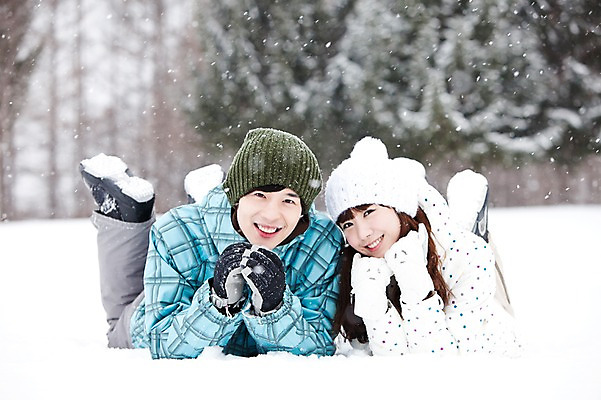 포토 JPG 주간 나무 해외기획촬영 커플 계절 여자 남자 엎드리기 여행 포즈 겨울 2010년일본 모션 자연 스키장 웃음 사람 동양인 20대 성인 야외 두명 앞모습 설원 턱괴기 한국인 눈 겨울여행 즐거움 스키복 눈내림 청년만 성인만 국내포토 자연요소 식물 옷 감정 뷰포인트 관계 날씨 스키 눈_날씨 표정 인종 청년 생태계 파일형식