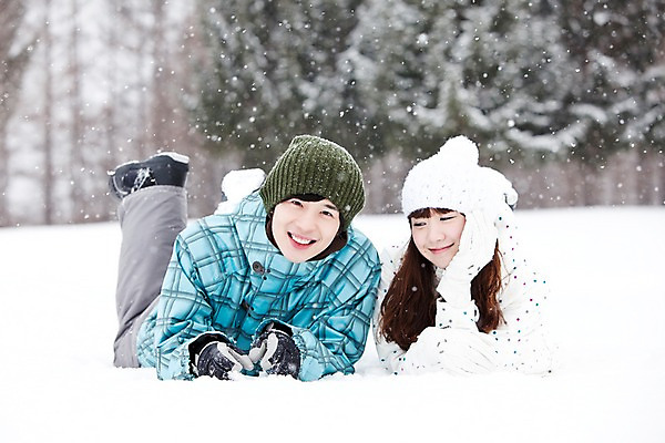 포토 JPG 주간 나무 해외기획촬영 커플 계절 여자 남자 엎드리기 여행 포즈 겨울 2010년일본 모션 자연 스키장 웃음 사람 동양인 20대 성인 야외 두명 앞모습 설원 턱괴기 한국인 눈 겨울여행 즐거움 스키복 눈내림 청년만 성인만 국내포토 자연요소 식물 옷 감정 뷰포인트 관계 날씨 스키 눈_날씨 표정 인종 청년 생태계 파일형식