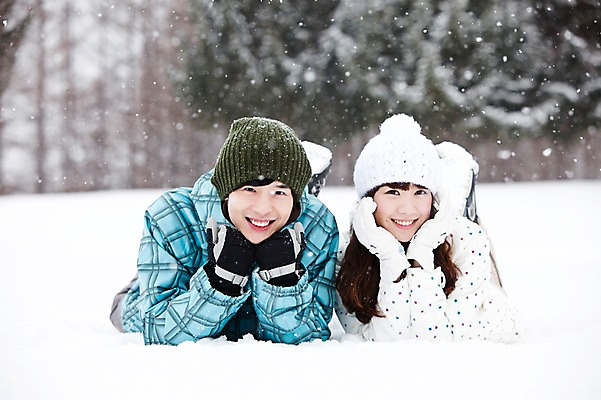포토 JPG 주간 나무 해외기획촬영 커플 계절 여자 남자 엎드리기 여행 포즈 겨울 2010년일본 모션 자연 스키장 웃음 사람 동양인 20대 성인 야외 두명 앞모습 설원 턱괴기 한국인 눈 겨울여행 즐거움 스키복 눈내림 청년만 성인만 국내포토 자연요소 식물 옷 감정 뷰포인트 관계 날씨 스키 눈_날씨 표정 인종 청년 생태계 파일형식