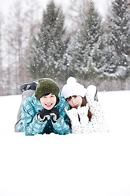 포토 JPG 주간 나무 해외기획촬영 커플 계절 여자 남자 엎드리기 여행 포즈 겨울 2010년일본 모션 자연 스키장 웃음 사람 동양인 20대 성인 야외 두명 앞모습 설원 턱괴기 한국인 눈 겨울여행 즐거움 스키복 눈내림 청년만 성인만 국내포토 자연요소 식물 옷 감정 뷰포인트 관계 날씨 스키 눈_날씨 표정 인종 청년 생태계 파일형식