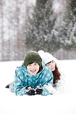 포토 JPG 주간 나무 해외기획촬영 커플 계절 여자 남자 엎드리기 여행 포즈 겨울 2010년일본 모션 자연 스키장 웃음 사람 동양인 20대 성인 야외 두명 앞모습 설원 한국인 눈 겨울여행 즐거움 스키복 눈내림 청년만 성인만 국내포토 자연요소 식물 옷 감정 뷰포인트 관계 날씨 스키 눈_날씨 표정 인종 청년 생태계 파일형식