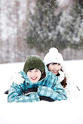 포토 JPG 주간 나무 해외기획촬영 커플 계절 여자 남자 엎드리기 여행 포즈 겨울 2010년일본 모션 자연 스키장 웃음 사람 동양인 20대 성인 야외 두명 앞모습 설원 한국인 눈 겨울여행 즐거움 스키복 눈내림 청년만 성인만 국내포토 자연요소 식물 옷 감정 뷰포인트 관계 날씨 스키 눈_날씨 표정 인종 청년 생태계 파일형식