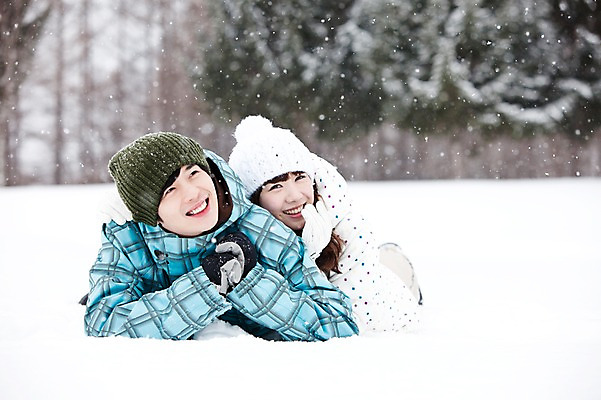 포토 JPG 주간 나무 해외기획촬영 커플 계절 여자 남자 엎드리기 여행 포즈 겨울 2010년일본 모션 자연 스키장 웃음 사람 동양인 20대 성인 야외 두명 앞모습 설원 한국인 눈 겨울여행 즐거움 스키복 눈내림 청년만 성인만 국내포토 자연요소 식물 옷 감정 뷰포인트 관계 날씨 스키 눈_날씨 표정 인종 청년 생태계 파일형식