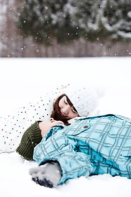 포토 JPG 주간 나무 해외기획촬영 커플 계절 여자 남자 엎드리기 여행 포즈 겨울 2010년일본 모션 자연 스키장 웃음 사람 동양인 상반신 20대 성인 야외 두명 옆모습 눕기 마주보기 설원 한국인 눈 겨울여행 즐거움 스키복 눈내림 청년만 성인만 국내포토 자연요소 식물 옷 감정 뷰포인트 관계 날씨 스키 눈_날씨 표정 인종 청년 생태계 파일형식