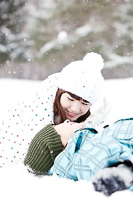 포토 JPG 주간 나무 해외기획촬영 커플 계절 여자 남자 엎드리기 여행 포즈 겨울 2010년일본 모션 자연 스키장 웃음 사람 동양인 상반신 20대 성인 야외 두명 옆모습 눕기 마주보기 설원 한국인 눈 겨울여행 즐거움 스키복 눈내림 청년만 성인만 국내포토 자연요소 식물 옷 감정 뷰포인트 관계 날씨 스키 눈_날씨 표정 인종 청년 생태계 파일형식