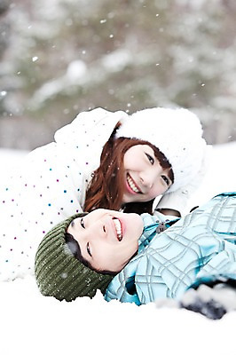 포토 JPG 주간 나무 해외기획촬영 커플 계절 여자 남자 엎드리기 여행 포즈 겨울 2010년일본 모션 자연 스키장 웃음 사람 동양인 상반신 20대 성인 야외 두명 옆모습 눕기 설원 한국인 눈 겨울여행 즐거움 스키복 눈내림 청년만 성인만 국내포토 자연요소 식물 옷 감정 뷰포인트 관계 날씨 스키 눈_날씨 표정 인종 청년 생태계 파일형식
