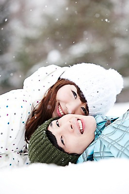 포토 JPG 주간 나무 해외기획촬영 커플 계절 여자 남자 엎드리기 여행 포즈 겨울 2010년일본 모션 자연 스키장 웃음 사람 동양인 상반신 20대 성인 야외 두명 옆모습 눕기 설원 한국인 눈 겨울여행 즐거움 스키복 눈내림 청년만 성인만 국내포토 자연요소 식물 옷 감정 뷰포인트 관계 날씨 스키 눈_날씨 표정 인종 청년 생태계 파일형식