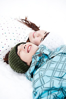 포토 JPG 주간 해외기획촬영 커플 계절 여자 남자 여행 포즈 겨울 2010년일본 모션 자연 스키장 웃음 사람 동양인 상반신 20대 성인 야외 두명 옆모습 하이앵글 눕기 설원 눈감음 한국인 눈 겨울여행 즐거움 스키복 눈내림 청년만 성인만 국내포토 자연요소 옷 감정 뷰포인트 관계 날씨 스키 눈_날씨 표정 인종 청년 생태계 파일형식