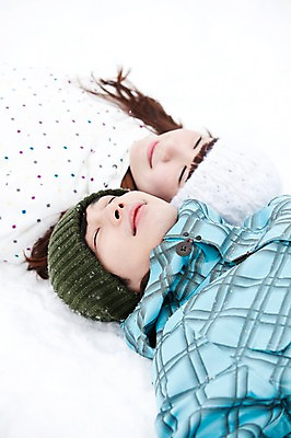 포토 JPG 주간 해외기획촬영 커플 계절 여자 남자 여행 포즈 겨울 2010년일본 모션 자연 스키장 미소 사람 동양인 상반신 20대 성인 야외 두명 옆모습 하이앵글 눕기 설원 눈감음 한국인 눈 겨울여행 스키복 눈내림 청년만 성인만 국내포토 자연요소 옷 뷰포인트 관계 날씨 스키 눈_날씨 표정 인종 청년 생태계 파일형식