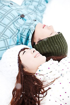 포토 JPG 주간 해외기획촬영 커플 계절 여자 남자 여행 포즈 겨울 2010년일본 모션 자연 스키장 웃음 사람 동양인 상반신 20대 성인 야외 두명 옆모습 하이앵글 눕기 설원 눈감음 한국인 눈 겨울여행 즐거움 스키복 눈내림 청년만 성인만 국내포토 자연요소 옷 감정 뷰포인트 관계 날씨 스키 눈_날씨 표정 인종 청년 생태계 파일형식