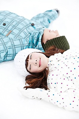 포토 JPG 주간 해외기획촬영 커플 계절 여자 남자 여행 포즈 겨울 2010년일본 모션 자연 스키장 웃음 사람 동양인 상반신 20대 성인 야외 두명 하이앵글 눕기 설원 눈감음 한국인 눈 겨울여행 즐거움 스키복 눈내림 청년만 성인만 국내포토 자연요소 옷 감정 뷰포인트 관계 날씨 스키 눈_날씨 표정 인종 청년 생태계 파일형식