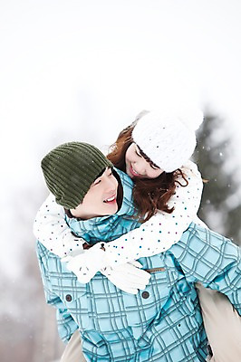 포토 JPG 주간 해외기획촬영 커플 계절 여자 남자 여행 포즈 겨울 2010년일본 모션 자연 스키장 웃음 사람 동양인 상반신 20대 성인 야외 두명 앞모습 마주보기 설원 한국인 눈 겨울여행 즐거움 스키복 업기 눈내림 청년만 성인만 국내포토 자연요소 옷 감정 뷰포인트 관계 날씨 스키 눈_날씨 표정 인종 청년 생태계 파일형식