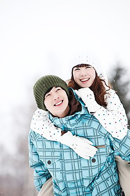 포토 JPG 주간 해외기획촬영 커플 계절 여자 남자 여행 포즈 겨울 2010년일본 모션 자연 스키장 웃음 사람 동양인 상반신 20대 성인 야외 두명 앞모습 설원 한국인 눈 겨울여행 즐거움 스키복 업기 눈내림 청년만 성인만 국내포토 자연요소 옷 감정 뷰포인트 관계 날씨 스키 눈_날씨 표정 인종 청년 생태계 파일형식